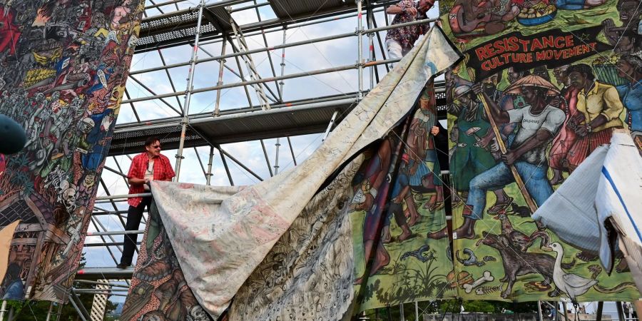 Documenta-Mitarbeiter bauen im Juni 2022 das umstrittene Grossbanner «People's Justice» des indonesischen Künstlerkollektivs Taring Padi ab.