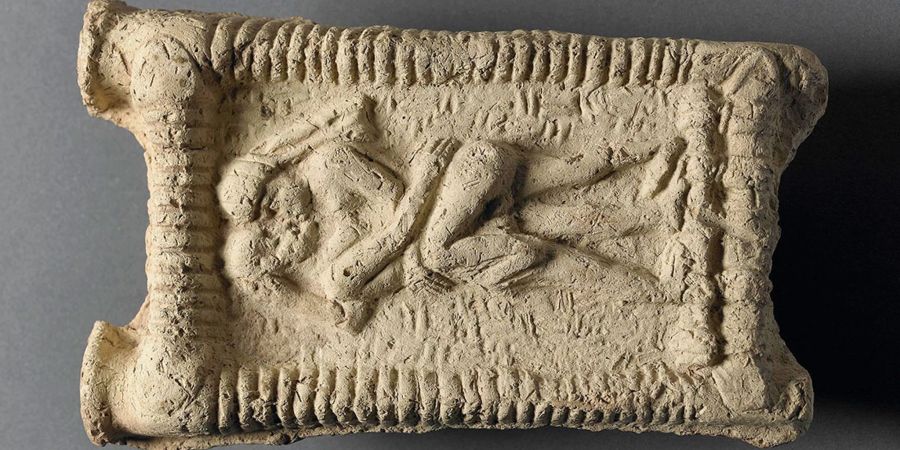 Babylonisches Tonmodell: Ein nacktes Paar auf einer Couch beim Sex und Küssen.