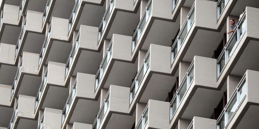 In Mallorca ist ein Mann von seinem Balkon im dritten Stock in den Tod gestürzt. (Symbolbild)