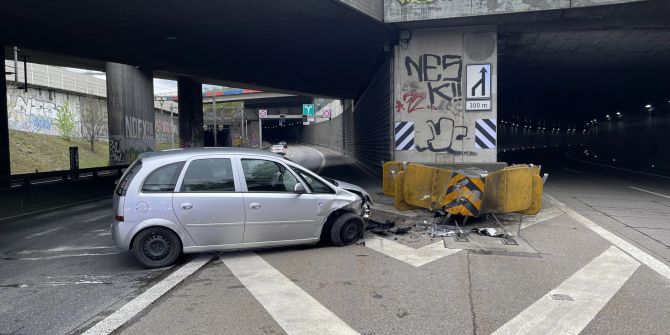 Eine Junglenkerin kollidiert auf der A2 in einem Abpralldämpfer