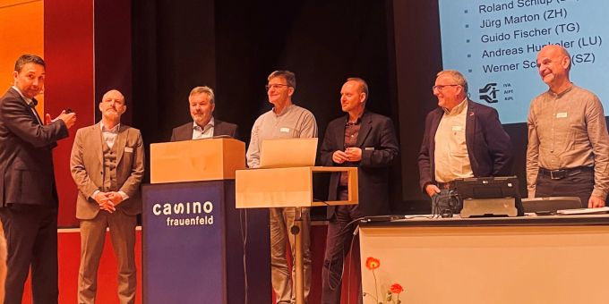v. l. Wiedergewählt wurde der bisherige IVA-Vorstand mit Präsident Beat Bachmann (St. Gallen), Andreas Hunkeler (Luzern), Roland Schlup (Bern), Jürg Marton (Zürich), Nicolas Bolli (Wallis), Werner Scherrer (Schwyz), Guido Fischer (Thurgau). Neu vertreten (nicht auf dem Bild) sind zudem Sandrine Spina (Freiburg) und Miriam Kaiser (Basel-Stadt). Vorstand der IVA