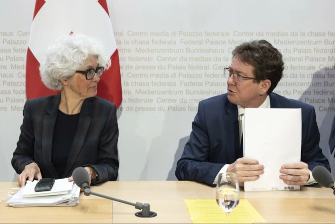 Katrin Schneeberger, Direktorin BAFU, und Umweltminister Albert Rösti an der Pressekonferenz zum Klimaschutz-Gesetz. Katrin Schneeberger Albert Rösti