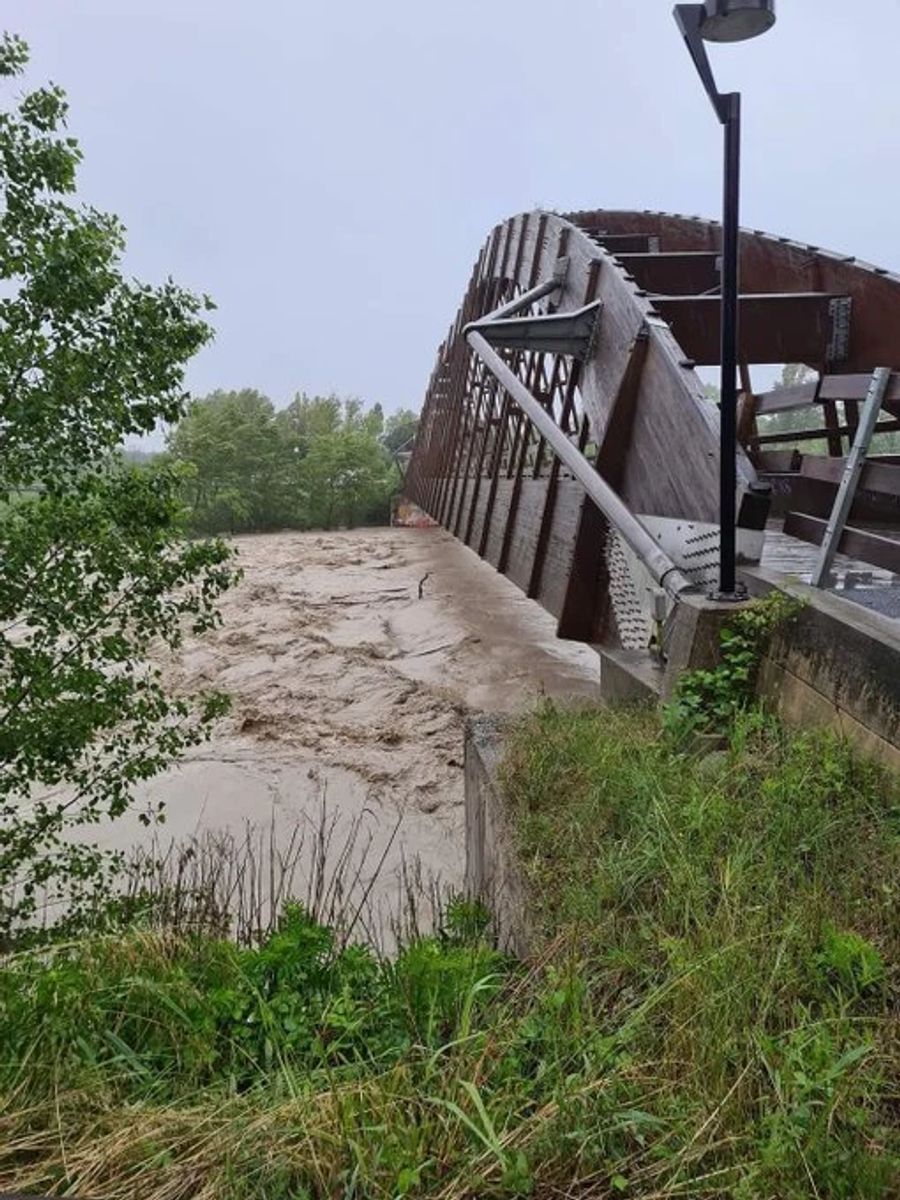 Der Wasserspiegel reicht fast zu dieser Brücke.