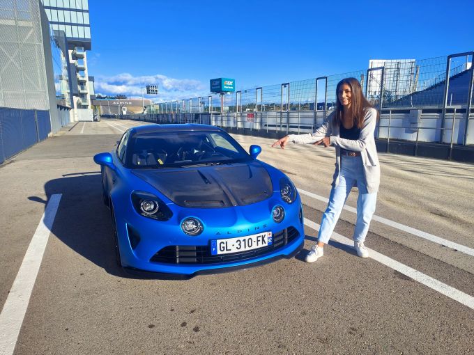 Die Alpine A110 R gehört zu den Leichtgewichten, das gefällt Cyndie beim Auto-Test besonders. Alpine A110 R