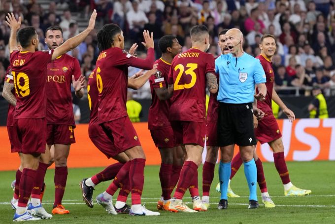 Spieler der AS Rom diskutieren während dem Final mit Schiedsrichter Anthony Taylor. AS Rom