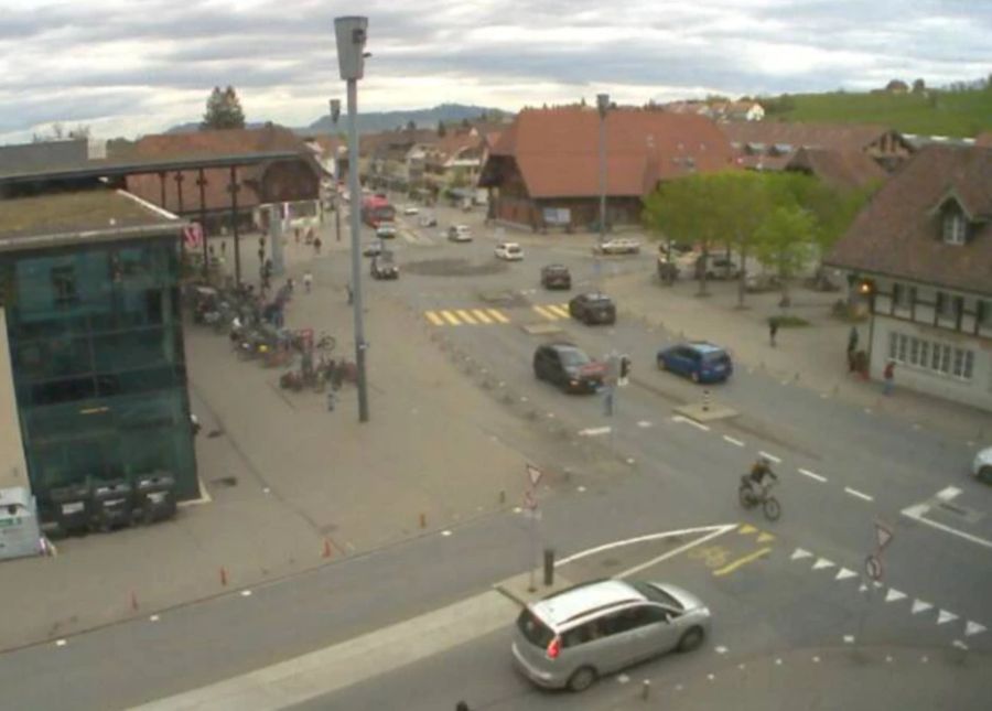 Einmal Asphaltwüste am Bläuackerplatz, einmal grüne Oase im Liebefeldpark – in Köniz findet man beides.