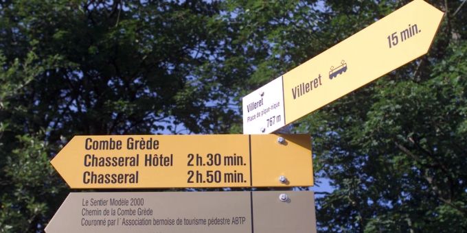 Ein Wanderschild zur Combe Grède. Combe Grède