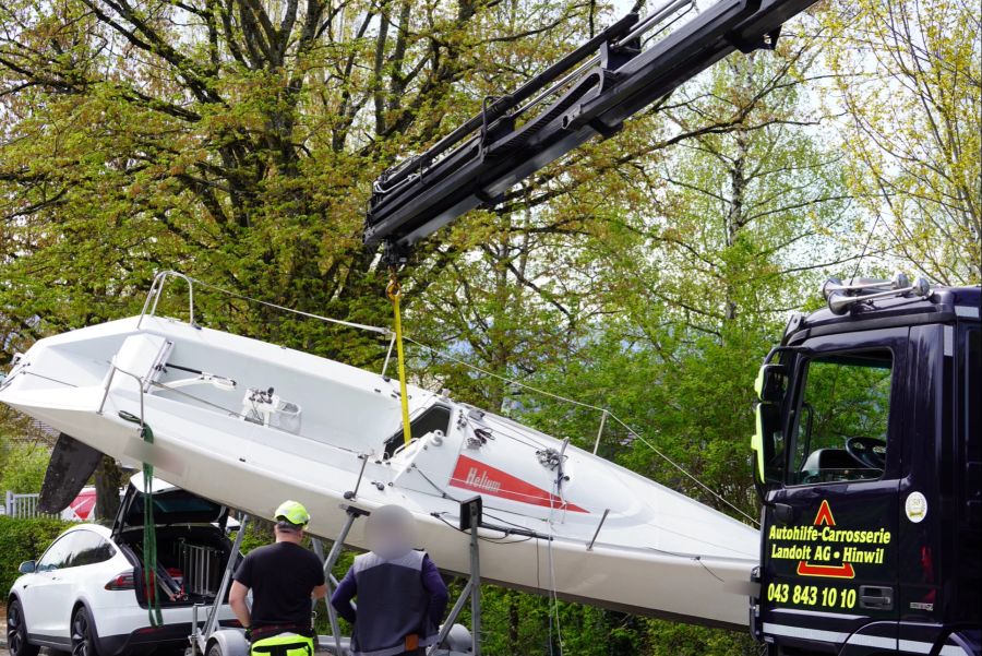 Das Boot musste von einem Kran geborgen werden.