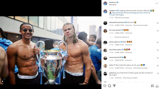 Manuel Akanji und Erling Haaland posieren mit dem Champions-League-Pokal. Manuel Akanji
