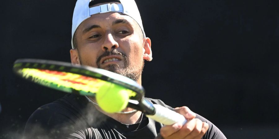 Der Australier Nick Kyrgios hat sein erstes Match nach seiner Knie-OP verloren.