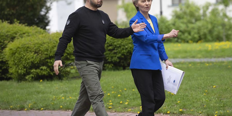 Wolodymyr Selenskyj (l), Präsident der Ukraine, und Ursula von der Leyen, Präsidentin der Europäischen Kommission, sprechen vor ihrer gemeinsamen Pressekonferenz miteinander. Von der Leyen hat ein positives Fazit ihrer jüngsten Reise in die ukrainische Hauptstadt Kiew gezogen. Foto: Efrem Lukatsky/AP