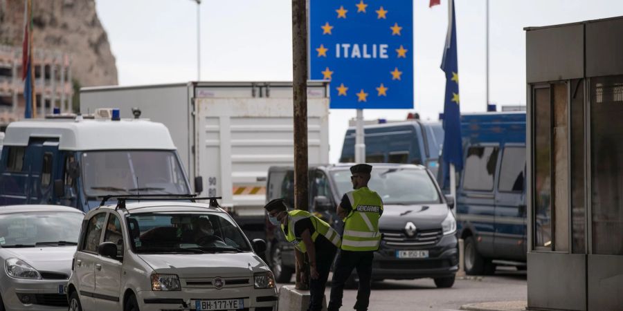 Laut Polizeipräfektur in Nizza wurden an der italienisch-französischen Grenze im Süden seit Jahresbeginn bereits 12.607 Migranten gestoppt worden (Symbolbild).