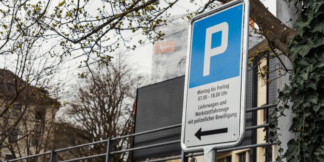 Parkplätze für Lieferwagen und Werkstattfahrzeuge