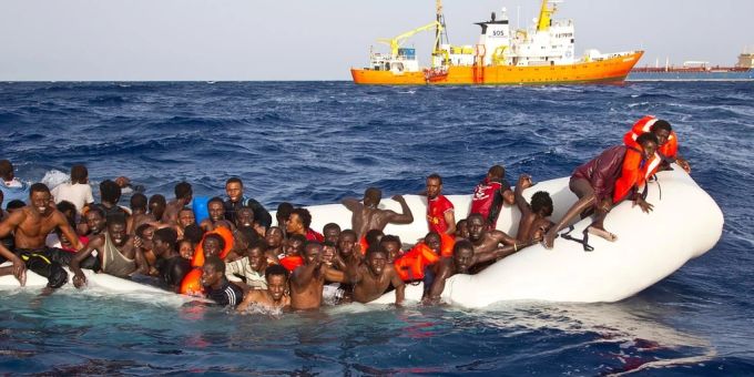 Die Überquerung des Mittelmeers in Schlauchbooten gilt als besonders gefährlich (Symbolbild). Flüchtlinge Schlauchboot Mittelmeer