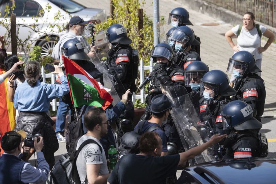 Daraufhin kommt es zu Auseinandersetzungen zwischen Protestierenden und der Polizei.