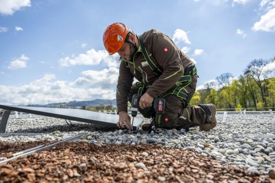 Überdies wäre gemäss SVP die Installation von 35 bis 70 Millionen Quadratmetern Solarpaneelen nötig, um die fossilen Energieträger zu ersetzen.