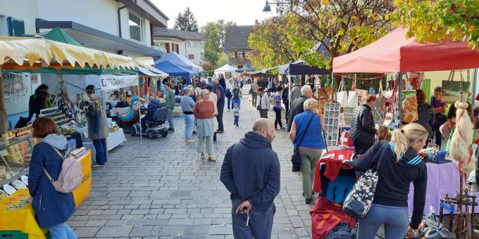 Der Märet im Dorfzentrum Gerlafingen. Menschen auf einem Markt