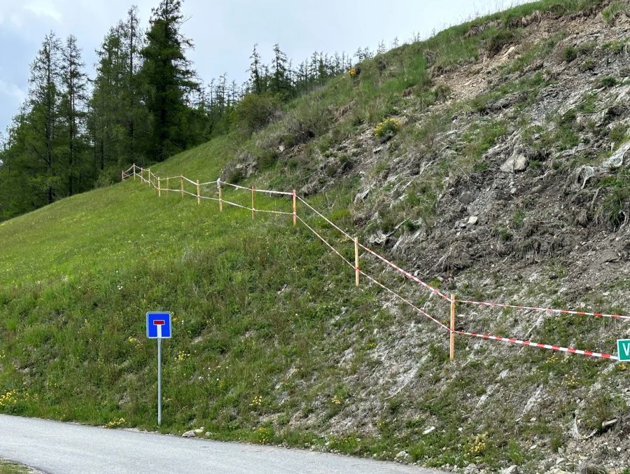 Die Wiesen rund um Brienz GR sind mit Trassierbändern abgesperrt.