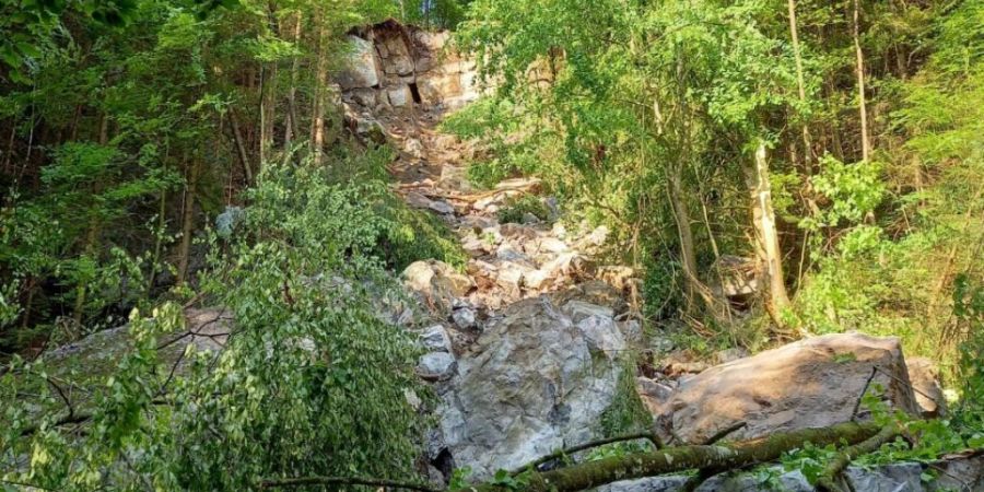 Beim sogenannten Bergli in Glarus hat sich am Freitag ein Felssturz ereignet. Verletzt wurde niemand.