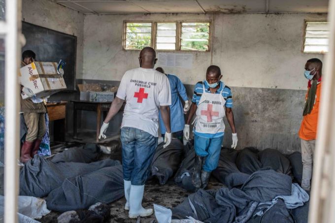 Freiwillige des Roten Kreuzes lagern die Leichen von Opfern der Sturzfluten in einer Grundschule im Dorf Bushushu. CONGO FLASH FLOODS