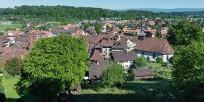 In Laupen BE musste ein Velofahrer nach einem Unfall ins Spital gebracht werden. laupen