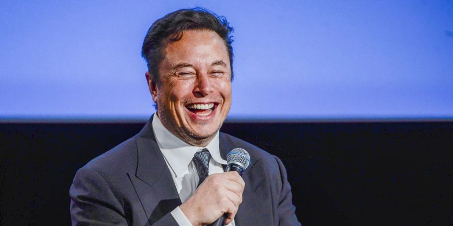 Elon Musk während einer Rede.