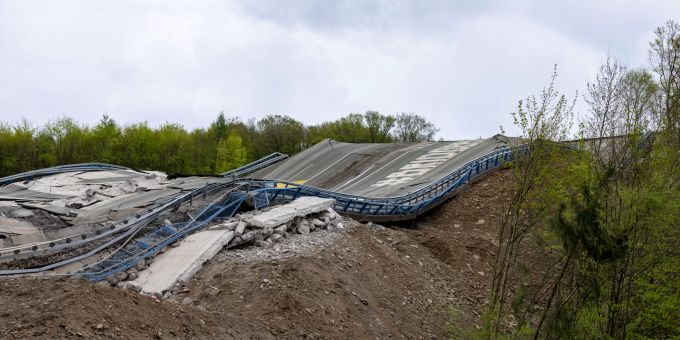 Die gesprengte Rahmede-Talbrücke an der A45. a45