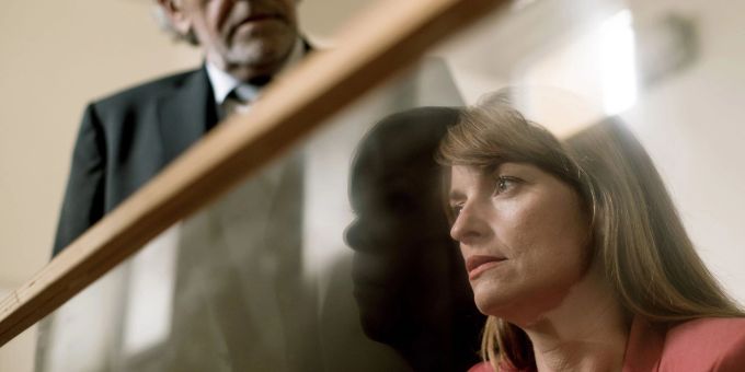 Der «Anwalt ohne Lizenz» Borchert (Christian Kohlund) und Dominique (Ina Paule Klink) in einer Szene des «Zürich-Krimis». Der «Anwalt ohne Lizenz» Borchert (Christian Kohlund) und Dominique (Ina Paule Klink) in einer Szene des «Zürich-Krimis».