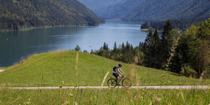 Die Kärntner Seen-Schleife führt Radtouristen auf gut 400 Kilometern durch Österreichs Süden. Die Kärntner Seen-Schleife führt Radtouristen auf gut 400 Kilometern durch Österreichs Süden.