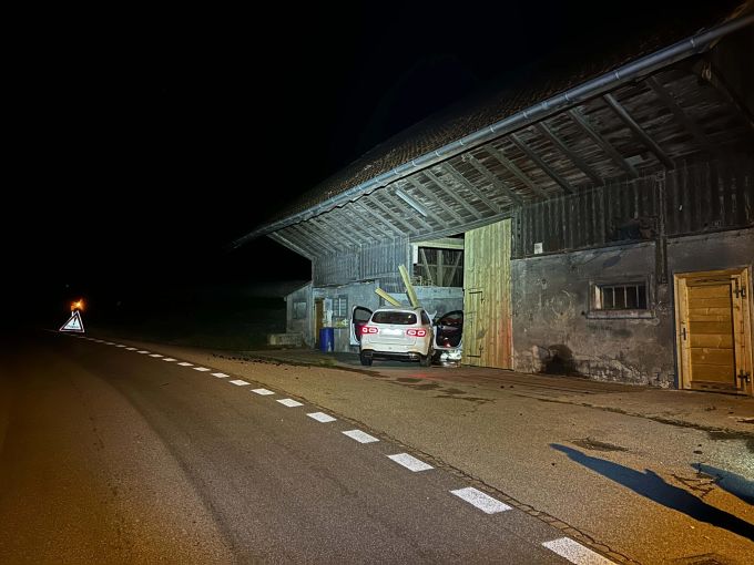 Bei der Kollision wurde eine Person verletzt. Kollision mit Scheune