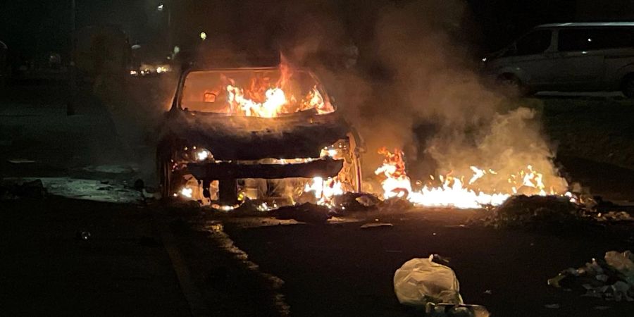 Nach einem schweren Verkehrsunfall im walisischen Cardiff kam es in der Nacht zu schweren Ausschreitungen.