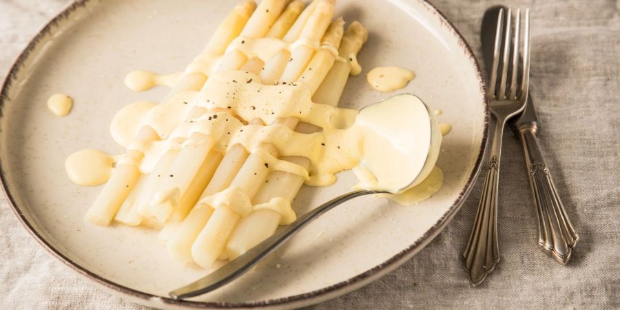 Sauce Hollandaise und Spargel sind eine Traumkombination. Bei Fertigsossen warnen Verbraucherschützer allerdings vor vielen künstlichen Inhaltsstoffen.