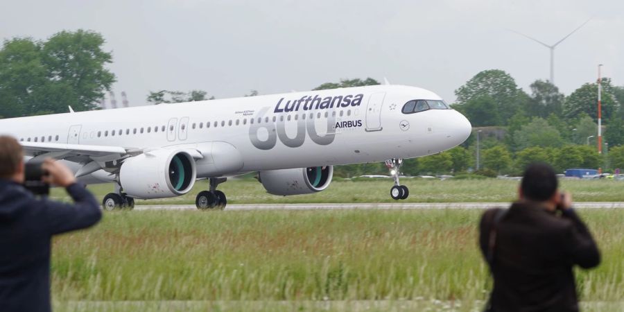 Der Airbus A321neo «Münster» der Fluggesellschaft Lufthansa hebt am Airbus-Werk in Finkenwerder zum Flug nach München ab.