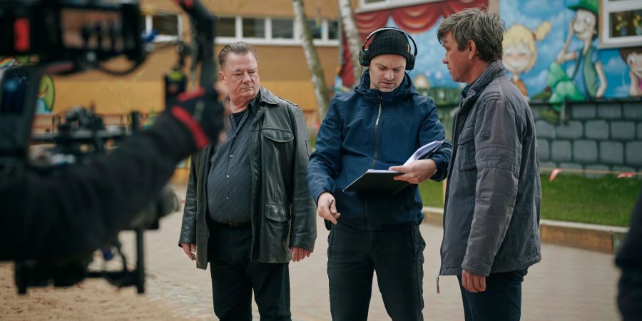 Peter Kurth (l) als Ermittler Henry Koitzsch, Peter Schneider (r) als Ermittler Michael Lehmann und der Regisseur Thomas Stuber beim Dreh.