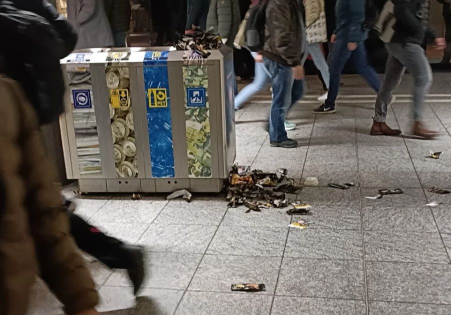 Die Verpackungen der Glacé sind nicht nur im Abfall gelandet, sondern auch auf dem Boden.