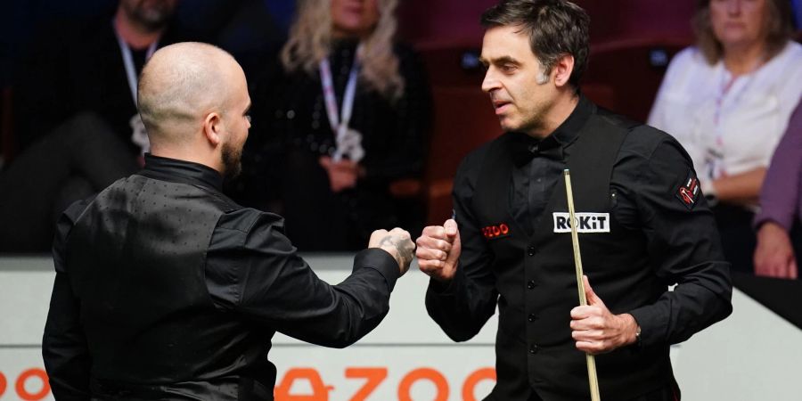 Auf für den Titelverteidiger: Ronnie O'Sullivan (r) gratuliert Luca Brecel zum Sieg.