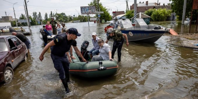 Rettungskräfte in Cherson evakuieren ein älteres Ehepaar. evakuierung cherson ukraine-krieg