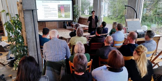 Interessiertes GV-Publikum: Raumplanerin Barbara Gloor erläutert die Problematik der städtischen Hitzeinseln. Lenzburg