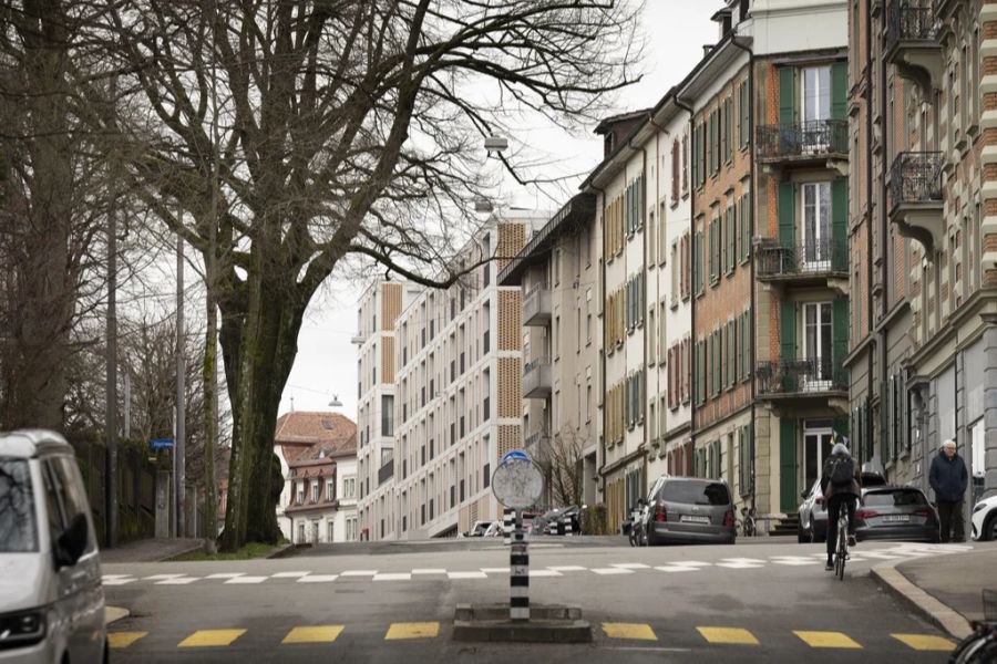 Parkplätze sind in den Berner Wohnquartieren Mangelware. (Archiv)