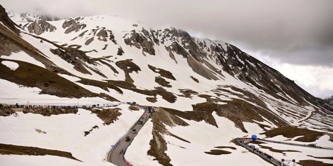 Immer wieder gibt es Schneefälle beim Giro - wie hier beim Gran Sasso. Immer wieder gibt es Schneefälle beim Giro - wie hier beim Gran Sasso.