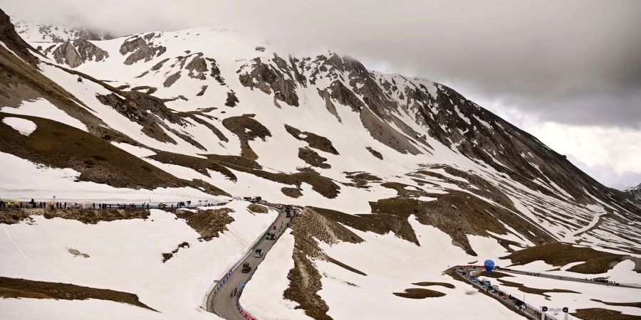 Immer wieder gibt es Schneefälle beim Giro - wie hier beim Gran Sasso.