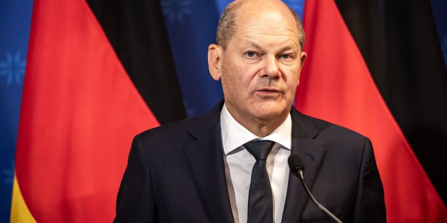 Bundeskanzler Olaf Scholz nimmt an der Pressekonferenz nach dem Treffen mit den Regierungschefs der baltischen Staaten teil.