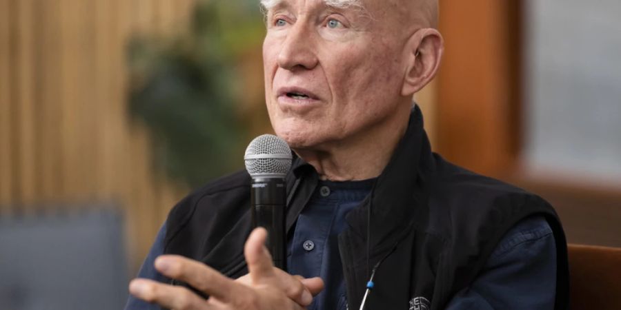 Der brasilianische Fotograf Sebastião Salgado präsentiert an der Medienkonferenz vom Dienstag in Zürich seine neue Ausstellung «Amazônia».