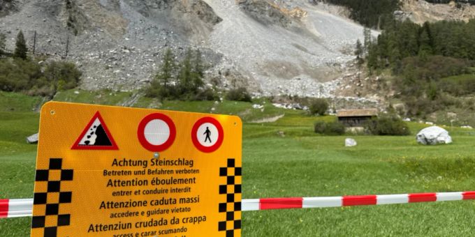 Felssturz droht - Fünf Velofahrer ignorieren Absperrungen in Brienz GR