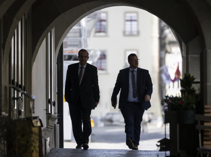 Mitte-Präsident Gerhard Pfister, links, und Fraktionschef Philipp Matthias Bregy schreiten zu den Von-Wattenwyl-Gesprächen, am Freitag, 5. Mai 2023 in Bern. Gerhard Pfister Bregy Mitte