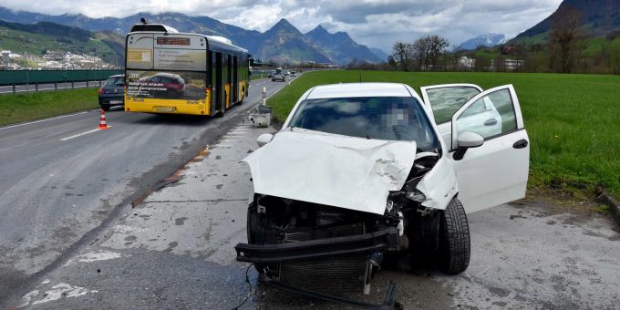 Buochs NW: Verkehrsunfall mit Postauto. Buochs NW