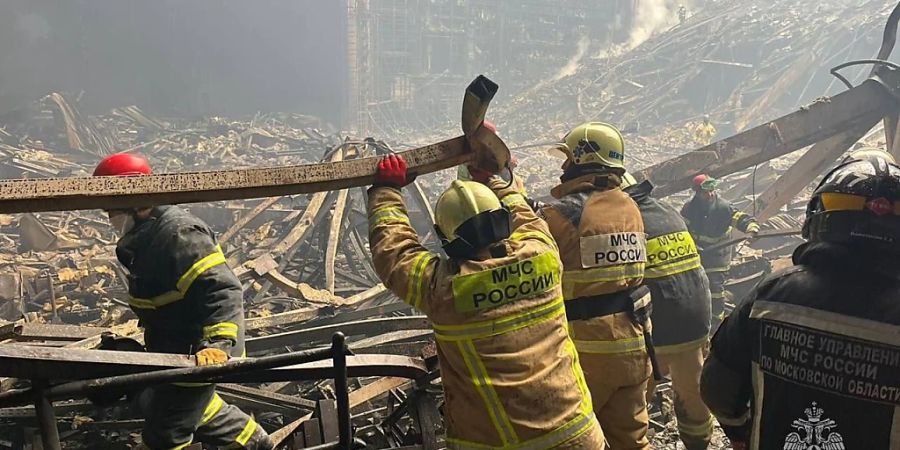 HANDOUT - Auf diesem vom Pressedienst des russischen Katastrophenschutzministeriums am 23. März 2024, veröffentlichten Foto arbeiten Rettungskräfte des russischen Katastrophenschutzministeriums nach einem Anschlag am 22.03.2024 im Inneren der Veranstaltungshalle Crocus City Hall. Nach dem Anschlag bei Moskau auf eine Konzerthalle hat es nach Angaben des russischen Inlandsgeheimdienstes FSB bisher elf Festnahmen gegeben. Foto: Uncredited/Russian Emergency Ministry Press Service/AP/dpa - ACHTUNG: Nur zur redaktionellen Verwendung und nur mit vollständiger Nennung des vorstehenden Credits