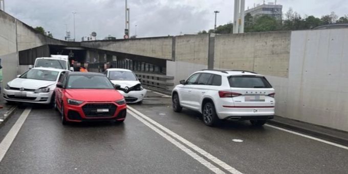 Verletzte und Schäden nach Vierfachkollision auf A4 in Schaffhausen. Vierfachkollision