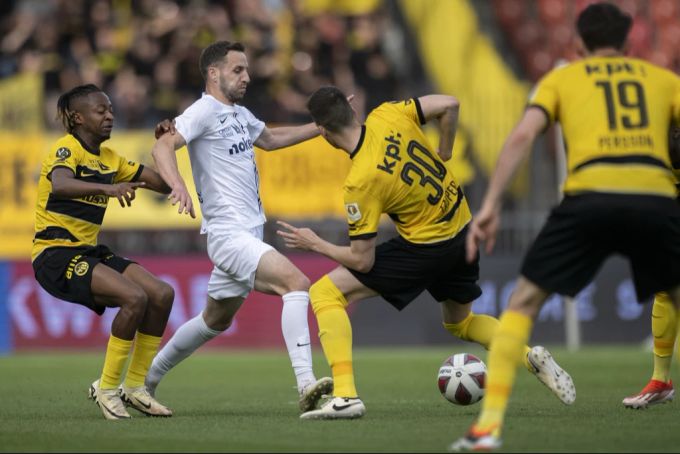 Nach diesem Zweikampf mit Nikola Boranijasevic bleibt Sandro Lauper liegen. Für den Mittelfeldspieler von YB geht es nicht weiter. YB