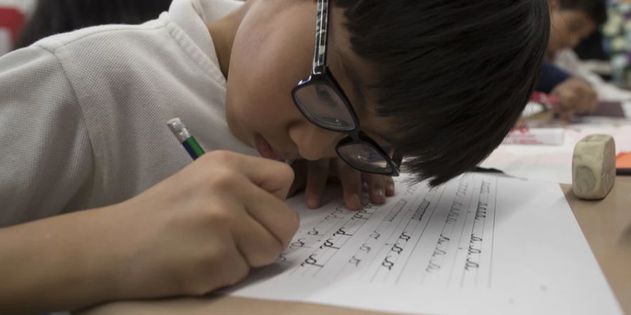 Schüler übt Handschrift